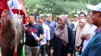 Bupati Banyuwangi Ipuk Fiestiandani  menyaksikan penilaian lomba memacing  di Pantai Bimorejo Banyuwangi (Istimewa)