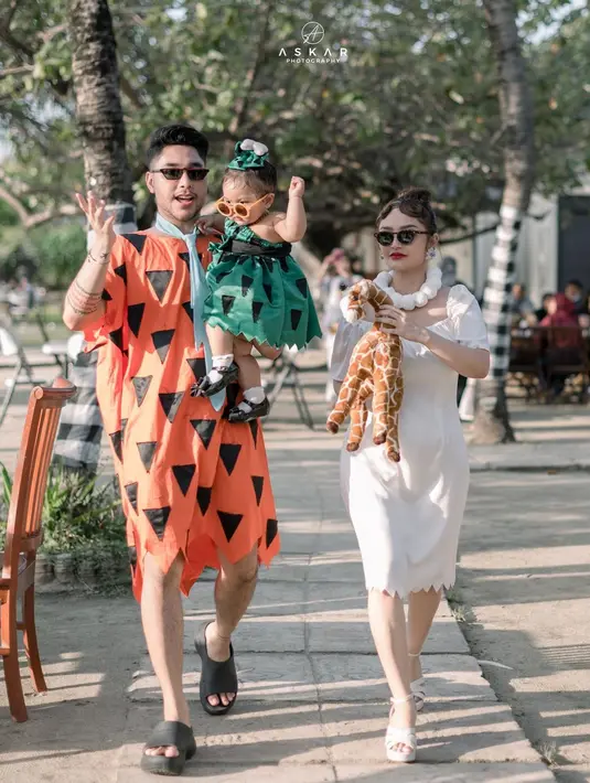 Pasangan selebriti Siti Badriah dan Krisjiana Baharudin merayakan ulang tahun pertama putrinya, Xarena Zenata Denallie Baharudin. Berikut beberapa potretnya yang mengusung tema  The Flinstones untuk ultah Xarena. [Instagram/krisjianabah]