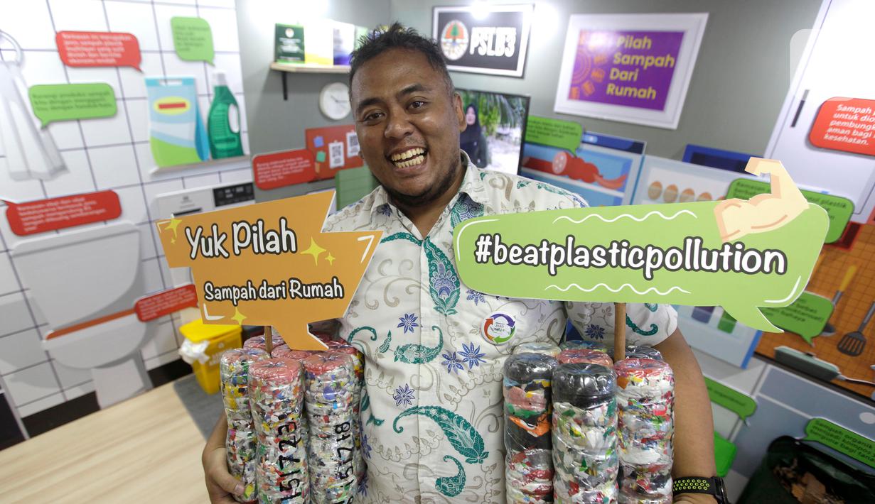 Pengunjung berpose saat acara Festival Hari Peduli Sampah Nasional 2023 di Gedung Manggala Wanabakti, Jakarta, Selasa(13/6/2023). (Liputan6.com/Johan Tallo)