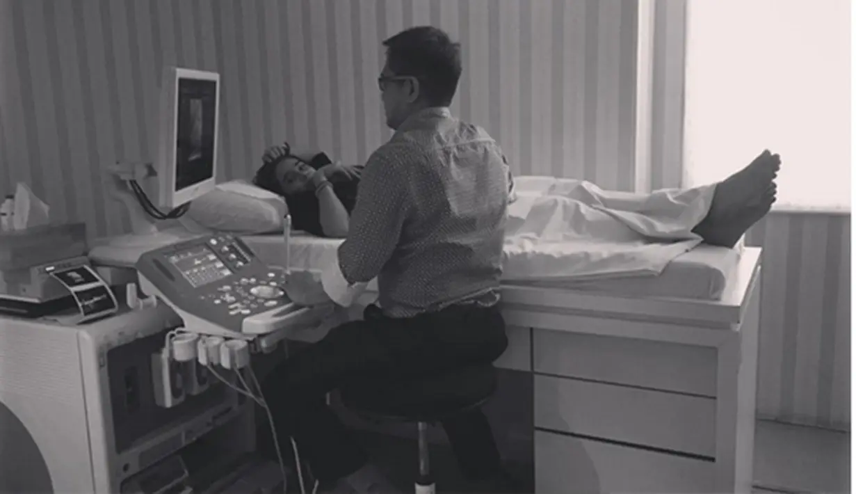 Memang, sekitar satu minggu yang lalu unggahan foto di Instagram Hengky menunjukkan suasana ketika Sonya sedang melakukan tes Ultrasonografi atau USG. 'Nengokin dedeknya dulu.,' tulis Hengky. (Via Instagram/@Hengkykurniawan)