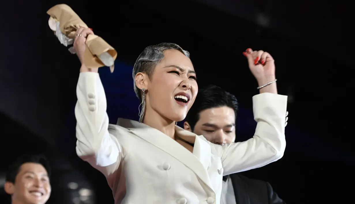 Rapper Korea Selatan Cheetah (tengah) tiba menghadiri pembukaan Busan Internasional Film Festival (BIFF) di Pusat Sinema Busan di Busan (3/10/2019). BIFF beroperasi mulai 3 hingga 12 Oktober dan menampilkan 303 film dari 85 negara. (AFP/Jung Yeon-je)