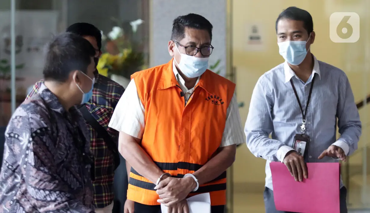 Kepala Badan Kepegawaian dan Pengembangan SDM Kabupaten Muna, Sukarman Loke sebelum mengikuti rilis penahanan tersangka di Gedung KPK, Jakarta, Kamis (23/6/2022). Sukarman Loke terjerat kasus dugaan korupsi pengajuan dana pemulihan ekonomi nasional daerah (PEN) untuk Kabupaten Kolaka Timur tahun 2021. (Liputan6.com/Helmi Fithriansyah)