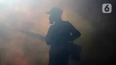 Petugas melakukan pengasapan atau fogging untuk membasmi nyamuk demam berdarah dengue (DBD) di perumahan warga di Jakarta, Sabtu (11/4/2020). Fogging dilakukan sebagai langkah pengendalian vektor nyamuk DBD. (Liputan6.com/JohanTallo)