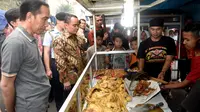 Presiden Jokowi membeli buah di Pasar Cipanas, Minggu 26 Juni 2016 (Setpres)