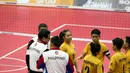 Tim Sepak Takraw Putri Filipina bersiap memuali pertandingan pada SEA Games 2017 di Titiwangsa Indoor Stadium Kuala Lumpur, Malaysia, Selasa (21/8). (Bola.com/Liputan6/Faizal Fanani)