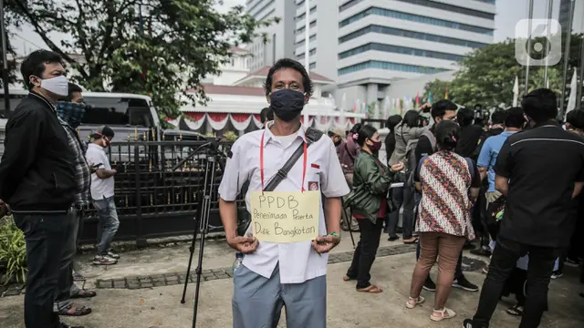 Demo Orang Tua Murid di Balai Kota Jakarta