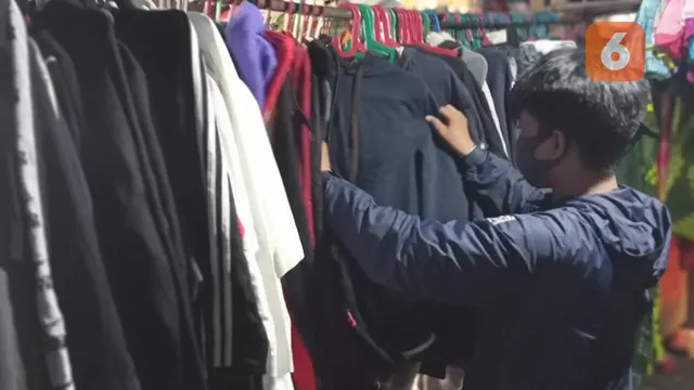 Pedagang pakaian bekas atau Cakar di Pasar Terong (Liputan6.com/Eka Hakim)