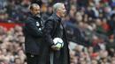 Pelatih Manchester United, Jose Mourinho, saat pertandingan melawan Wolverhampton Wanderers pada laga Premier League di Stadion Old Trafford, Sabtu (22/9/2018). Manchester United ditahan 1-1 oleh Wolverhampton. (AP/Rui Vieira)