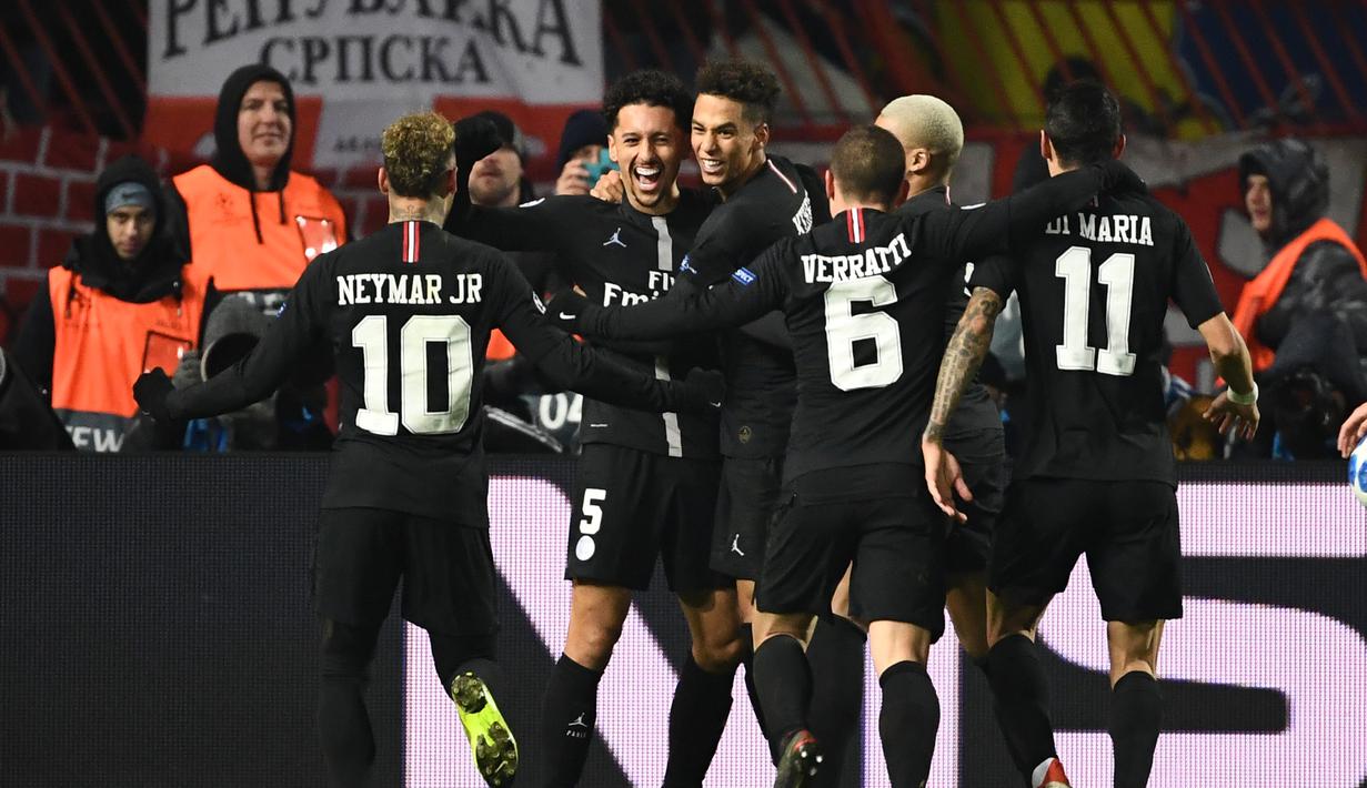 Selebrasi pemain PSG usai Edinson Cavani mencetak gol pertama PSG ke gawang Red Star Belgrade pada laga lanjutan Grup C Liga Champions yang berlangsung di stadion Rajko Mitic, Rabu (12/12). PSG menang 4-1 atas Red Star Belgrade. (AFP/Franck Fife)