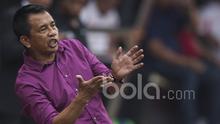 Pelatih Mitra Kukar, Jafri Sastra, memberikan instruksi saat melawan Persija pada laga Liga 1 2017 di Stadion Patriot, Bekasi, Minggu (15/5/2017). Kedua tim bermain imbang 1-1. (Bola.com/Vitalis Yogi Trisna)