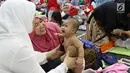 Seorang bayi menangis ketika akan dipijat dalam acara pijat massal bayi di Gedung Kementerian Kesehatan, Jakarta, Selasa (7/11). Acara ini diikuti 300 bayi dan anak bawah dua tahun. (Liputan6.com/Immanuel Antonius)