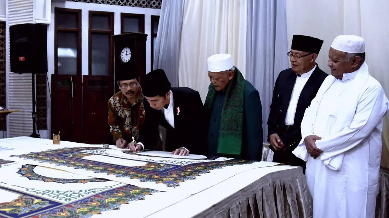 Presiden Jokowi Tulis Huruf Pertama di Alquran Akbar