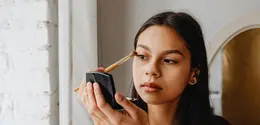 Makeup soft tone hadir sebagai alternatif dengan teknik yang lebih ringan (Sumber: Pexels.com)