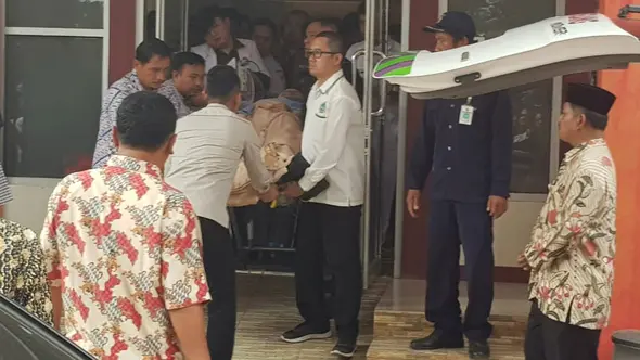 Petugas medis membawa Menko Polhukam Wiranto menuju ambulans untuk dievakusi usai diserang orang tak dikenal di Pandeglang, Banten, Kamis (10/10/2019). Wiranto yang mengalami luka tusuk di bagian perut tersebut dibawa ke RSPAD Gatot Subroto, Jakarta dengan helikopter.  (AP Photo/Rafsanjani)
