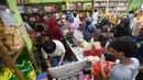 Menurut para pedagang hal tersebut karena harga kue kering yang dijual lebih murah dibandingkan tempat lain. (merdeka.com/Arie Basuki)