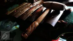 Alat Gamelan salah satu pelengkap dalam kesenian tradisional Gong Si Bolong usai latihan di  sanggar kesenian pusaka jaya di Tanah Baru, Depok, 9 Januri 2017. (Liputan6.com/Helmi Afandi)