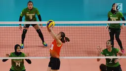 Pevoli putri Vietnam berusaha mengumpan bola saat bertanding melawan Indonesia pada pertandingan babak semifinal peringkat 5-8 voli putri Asian Games 2018 di Tennis Indoor Senayan, Jakarta, Jumat (31/8). Indonesia kalah 1-3. (Merdeka.com/Imam Buhori)
