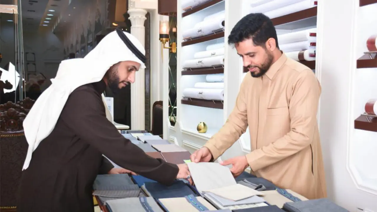 Saat Ramadan dan Idul Fitri jatuh pada musim panas, thobes putih menjadi pilihan paling populer di kalangan pria (Source: Tangkapan layar dari website Arab News)