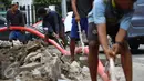 Buruh lepas mengerjakan proyek pemasangan instalasi listrik bawah tanah di Jakarta, Jumat (28/10). Upah layak para buruh lepas di DKI Jakarta masih terlihat kecil dan sangat memprihatinkan. (Liputan6.com/Angga Yuniar)