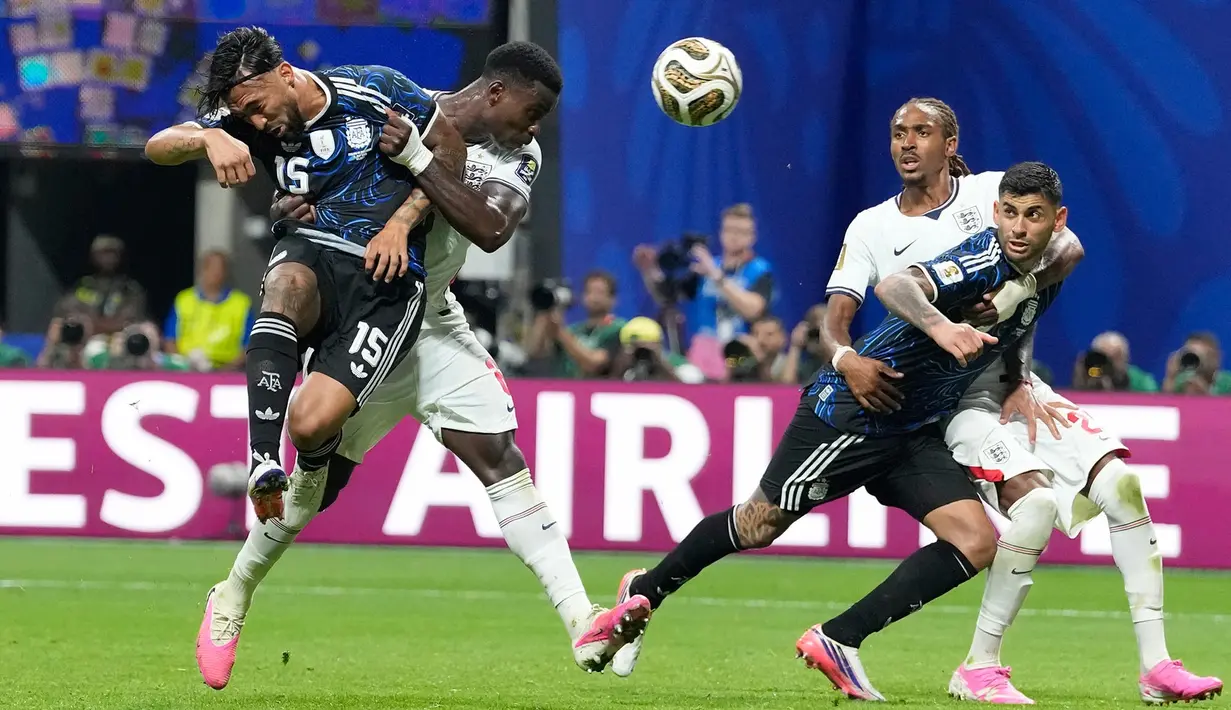 Pemain Argentina Nico Gonzalez, mencoba menyundul bola ke gawang Inggris selama pertandingan semifinal Piala Dunia antara Inggris dan Argentina di Atlanta, Rabu, 15 Juli 2026. (AP Photo/Rebecca Blackwell)