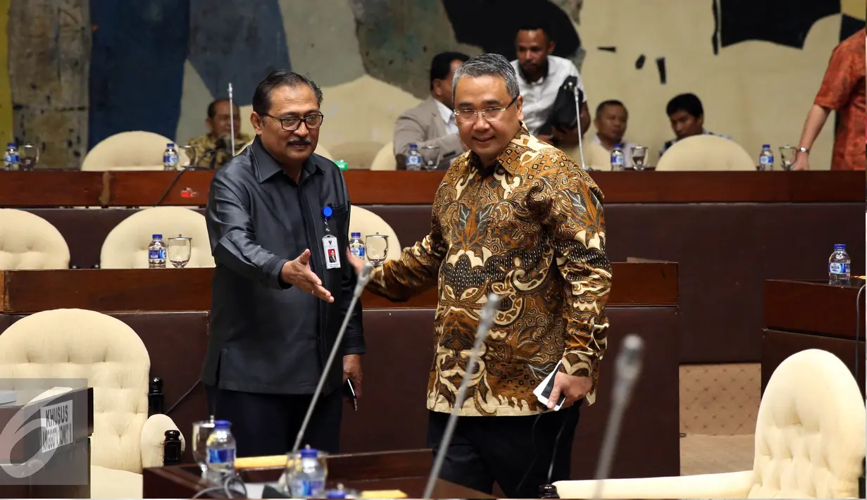 Mendes PDTT, Eko Sandjojo bersiap untuk rapat di Komisi II DPR di Gedung Parlemen, Jakarta, Kamis (6/10). Mendes PDTT dan Komisi II membahas evaluasi pelaksanaan UU tentang Desa.(Liputan6.com/JohanTallo)