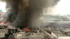 Ratusan rumah semi permanen dan satu gudang barang bekas hangus terbakar di Kampung Bulak, Klender, Jakarta Timur.