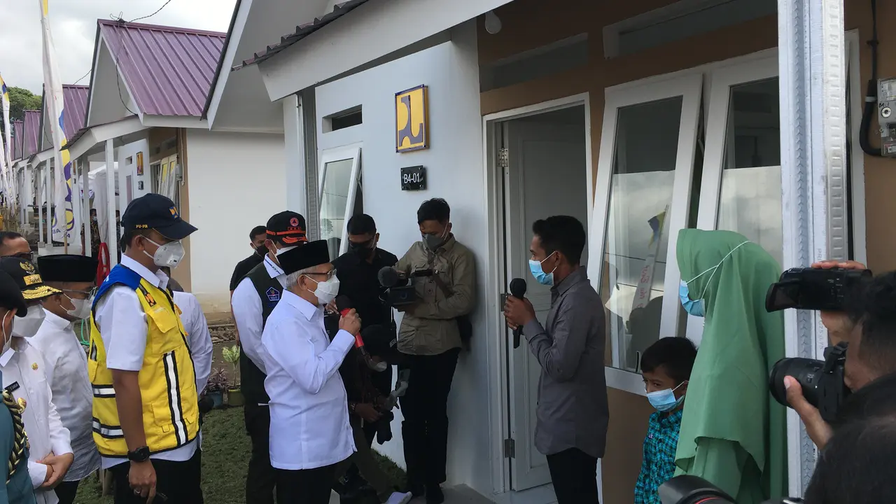 Wapres Ma'ruf Amin mengunjungi lokasi pembangunan hunian tetap (Huntap) dan hunian sementara (Huntara) bagi warga terdampak erupsi Gunung Semeru di Lumajang, Jawa Timur, Kamis (2/6/2022). (Liputan6.com/ Delvira Hutabarat)