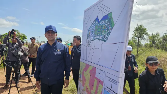 Menteri Transmigrasi Muhammad Iftitah Sulaiman Suryanagara meninjau lokasi pembangunan dan mess Kampus Patriot di kawasan Transmigrasi Salor, Merauke, Papua Selatan.