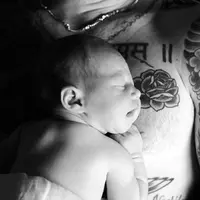 Adam Levine baru saja menjadi ayah setelah dua tahun menanti. Behati Prinsloo melahirkan pada Rabu, (21/9) di California. Bayi perempuan mungil itu diberinama Dusty Rose Levine. (Instagram/adamlevine)
