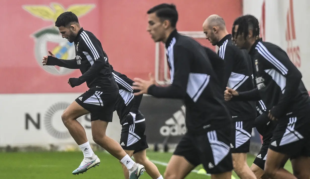 Penyerang Benfica, Goncalo Ramos (Kiri) dan rekan satu timnya melakukan pemanasan selama sesi latihan di kamp pelatihan Kampus Benfica di Seixal, Lisbon (6/3/2023). Benfica akan bertanding melawan Club Brugge pada leg kedua babak 16 besar Liga Champions di Estadio da Luz. (AFP/Patricia De Melo Moreira)