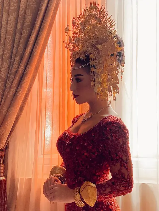 Dihari pernikahannya dengan Indra Priawan pada Sabtu (17/10/2020) lalu, Nikita Willy memilih memakai busana kebaya brokat berwarna merah dengan adat Minangkabau.(Liputan6.com/IG/@nikitawillyofficial94)