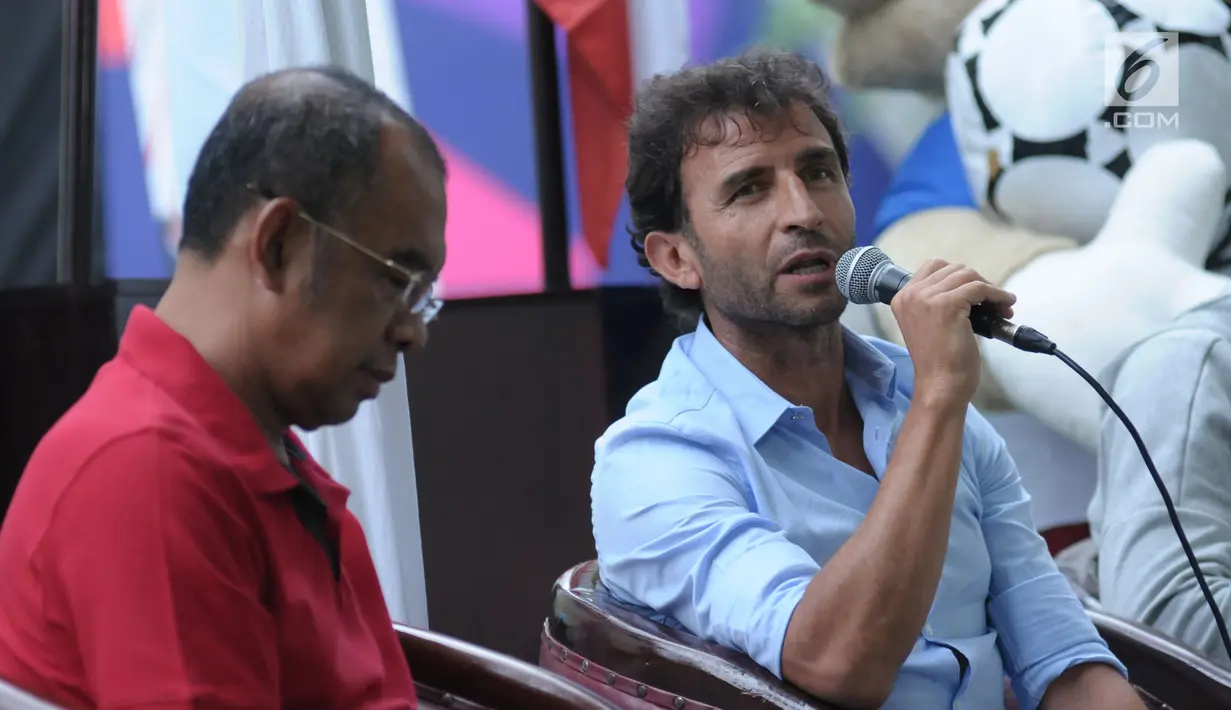 Pelatih Luis Milla (kanan) bersama Sesmenpora, Gatot S Dewabroto saat berbicara terkait tantangan dan peluang Timnas Indonesia U-23 pada Asian Games 2018 di halaman Kemenpora, Jakarta, Minggu (24/6). (Liputan6.com/Helmi Fithriansyah)