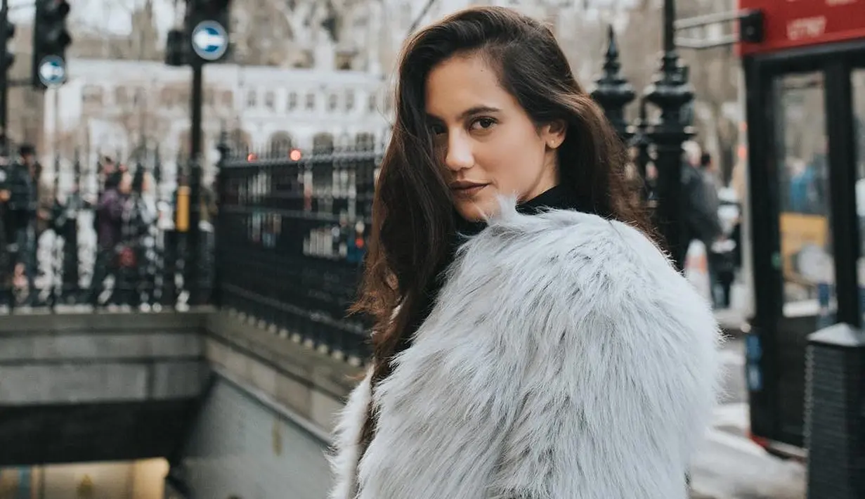 Perempuan yang kini berprofesi sebagai aktris ini pastinya semakin membuat banyak pria tergila-gila padanya. Coba lihat, di foto yang diambil pada tahun 2017 ini penampilan Pevita semakin cantik dan modis banget. (Instagram/pevpearce)