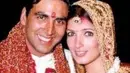 Ini adalah potret Akshay Kumar dan Twinkle Khanna yang menikah pada 17 Januari 2001. 20 tahun menikah, pasangan aktor ini telah dikaruniai dua orang anak. (Foto: KapanLagi)