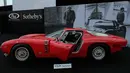 Mobil Iso Grifo A3-C 1964 yang merupakan milik bintang rock asal Prancis Johnny Hallyday dipamerkan sebelum dilelang di Paris, Prancis (6/2). (AFP/Stephane De Sakutin)