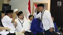 Komedian Dedi Gumelar memberi hormat pada mantan Panglima TNI, Djoko Santoso jelang mendampingi pasangan Prabowo/Sandi Uno mendaftar bakal Capres/Cawapres Pemilu 2019 di Gedung KPU, Jakarta, Jumat (10/8). (Liputan6.com/Helmi Fithriansyah)