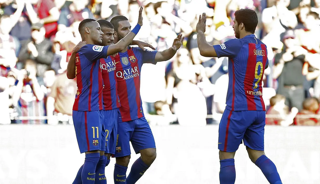 Para pemain Barcelona merayakan gol yang dicetak Rafinha ke gawang Deportivo pada laga La Liga di Stadion Nou Camp, Barcelona, Sabtu (15/10/2016). Barcelona menang 4-0 atas Deportivo. (EPA/Andreu Dalmau)