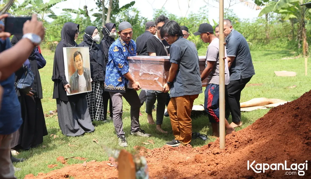 Selesai disalatkan, jenazah langsung di bawa ke tempat pemakaman umum. Tampak, beberapa orang mengotong peti yang berisi jenazah Eeng Saptahadi. [Foto: Budy Santoso/KapanLagi.com]