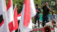 Massa Aliansi Masyarakat Indonesia Timur berorasi saat berunjuk rasa di depan Istana Merdeka, Jakarta, Senin (2/9/2019). Massa menyatakan bahwa Papua tetap NKRI dan meminta pemerintah mengusut tuntas kasus rasis yang berujung konflik. (Liputan6.com/Faizal Fanani)