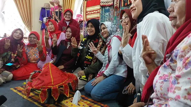 Atikoh Ganjar Pranowo Sambangi Pengrajin Kain Tapis di Lampung