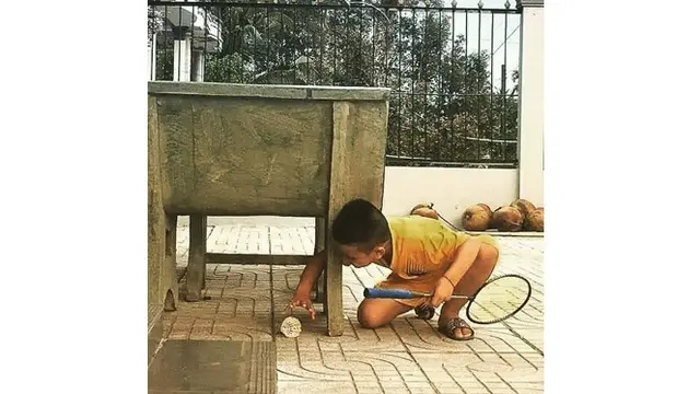 Potret 6 Bocah Menyusahkan Diri Sendiri Ini Bikin Geregetan