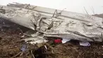 Kondisi pesawat Twin Otter milik maskapai Tara Air yang sempat hilang bersama puluhan penumpangnya di pegunungan Nepal, Rabu (24/2). Pesawat  itu ditemukan di distrik Myagdi dalam keadaan hancur berkeping-keping. (REUTERS/Santosh Gautam)
