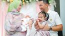 Zaskia Gotik dan suami saling bertatapan sambil memangku kedua putri mereka.  (Foto: Instagram/ zaskia_gotix)