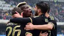 Paul Pogba disambut rekan-rekannya setelah mencetak gol keempat Juventus ke gawang Chievo dalam lanjutan Serie A Italia di Stadion Marc'Antonio Bentegodi, Minggu (31/1/2016). (AFP/Giuseppe Cacace)
