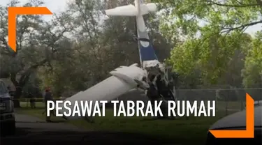 Sebuah pesawat yang berisi dua orang jatuh dan menimpa rumah warga. Seorang pilot tewas, sementara penumpang terluka.