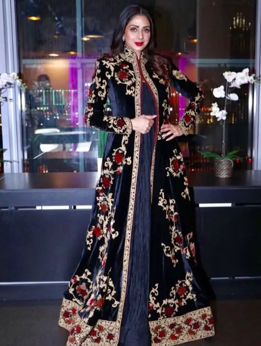 Sridevi sudah terjun di dunia hiburan Bollywood sejak usia 4 tahun. Tercatat ia sudah bermain dalam beberapa film dalam bahasa Malaylam, Hindi, Kannada, Tamil, dan Telugu. (Foto: instagram.com/sridevi.kapoor)