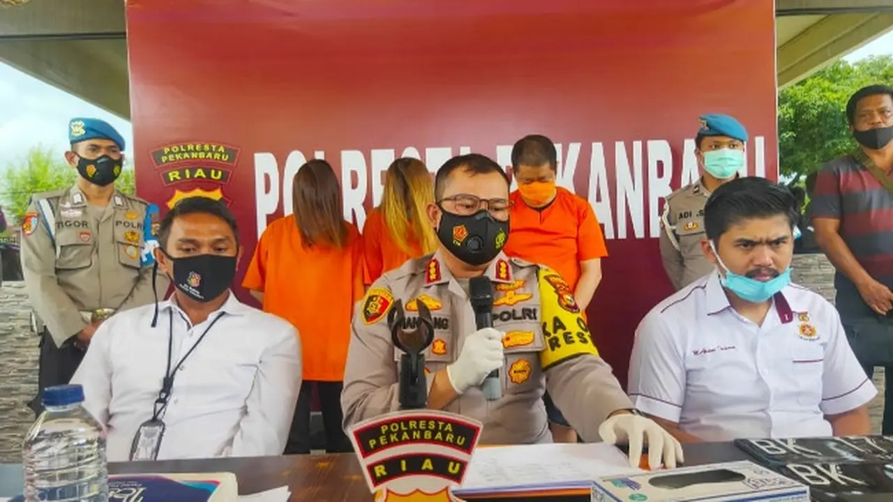 Kapolresta Pekanbaru dalam konferensi pers WNA pelaku hipnotis dengan kerugian Rp700 juta.