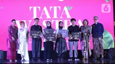 Para pemenang Tata Wastra "Announcement Winner Competition" saat menerima hadiah
dalam acara Cita dan Cipta 2024 yang diadakan Liputan6.com x Fimela di Hotel Shangri-La Jakarta, Rabu (31/7/2024) malam. (Liputan6.com/Angga Yuniar)