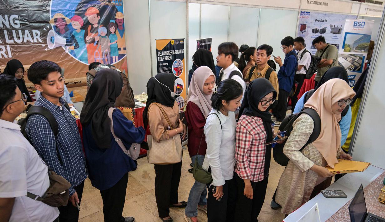 Event yang digelar di Gedung Balai Pemuda pada Selasa 7 April 2026 ini menawarkan lebih dari 1.000 lowongan pekerjaan. Tampak dalam foto, para pencari kerja mengantre untuk mendaftar di salah satu event bursa kerja, Surabaya, Jawa Timur pada Selasa 7 April 2026. (JUNI KRISWANTO/AFP)