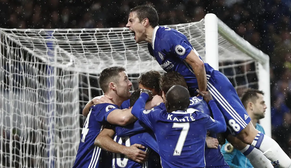 Para pemain Chelsea merayakan gol yang dicetak Diego Costa ke gawang Swansea. Selain oleh Costa, dua gol kemenangan Chelsea lainnya dibukukan oleh Cesc Fabregas dan juga Pedro. (AFP/Adrian Dennis)